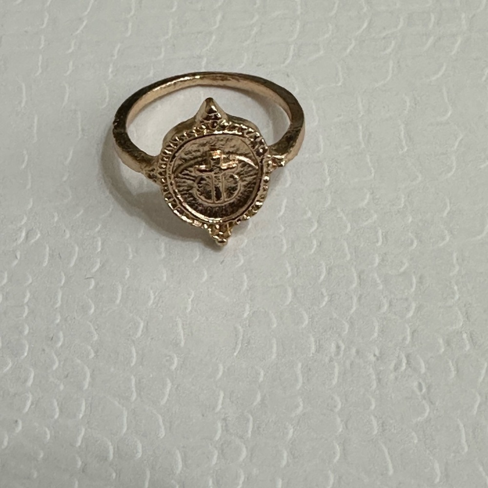 Brand new. Costume Jewelry. Gold ring. Cross. Approx size 6